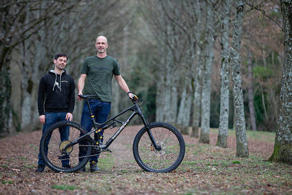 Team & Bike - image credit © Thibaut Simon / Vélo Vert Magazine.